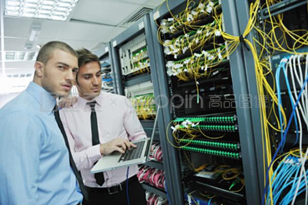 網絡服務器室中的網絡工程實施與優化